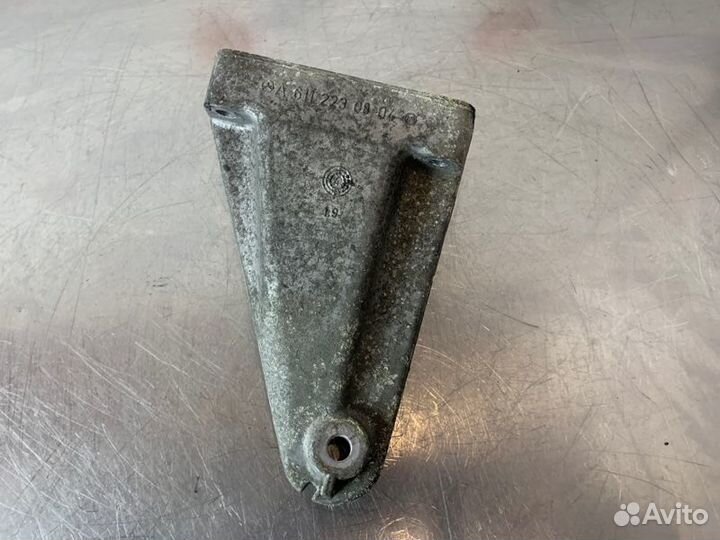 Кронштейн двигателя правый Mercedes C-Class W203