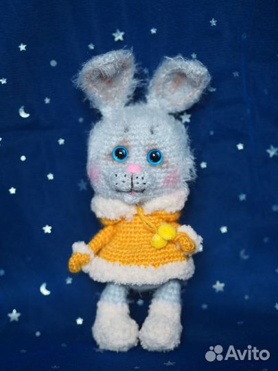 Вязаная игрушка Зайка в шубке