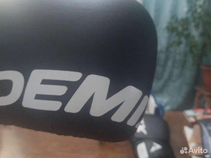 Перчатки и шлем для бокса