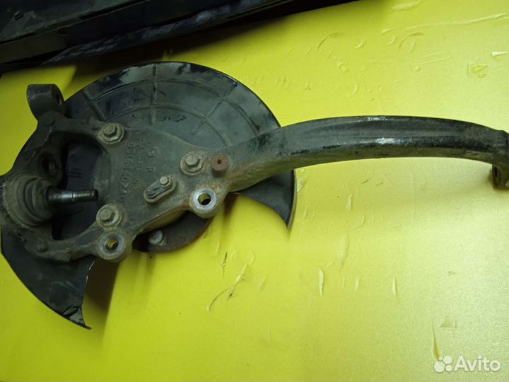 Поворотный кулак левый chrysler C300