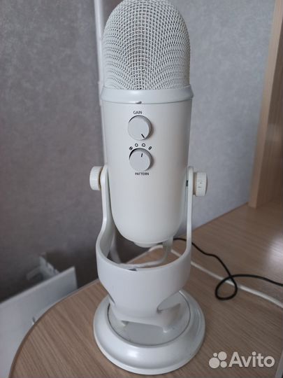Микрофон blue yeti белый