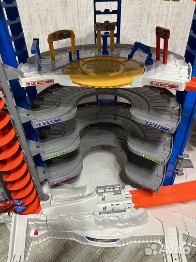Игровой комплекс Hot Wheels Спергараж