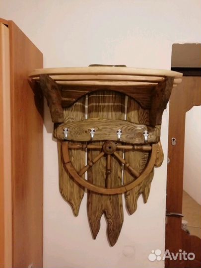 Вешалка для одежды из дерева