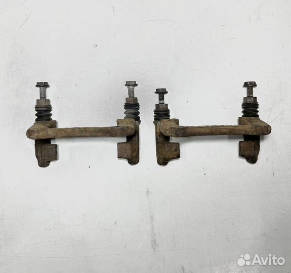 Скоба суппорта задняя VW Passat B5+