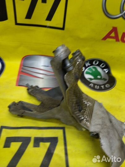 Кронштейн опоры двс правый Audi A4 седан 2.0 cdnc