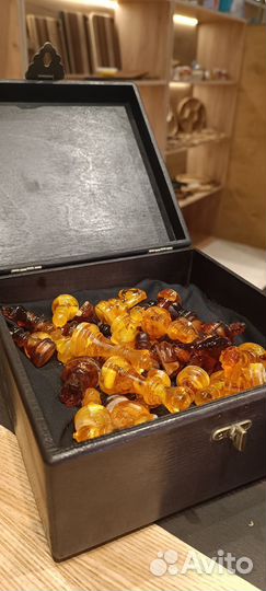 Янтарные шахматные фигуры в шкатулке