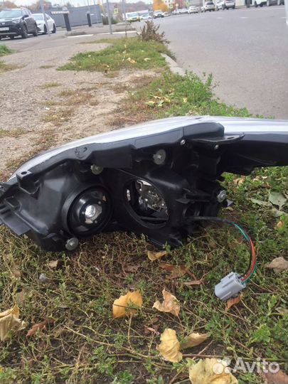 Фара передняя левая Toyota prius