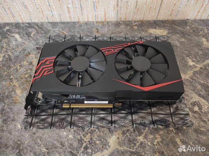 Игровая Asus RX 570 4 Гб в хорошем состоянии