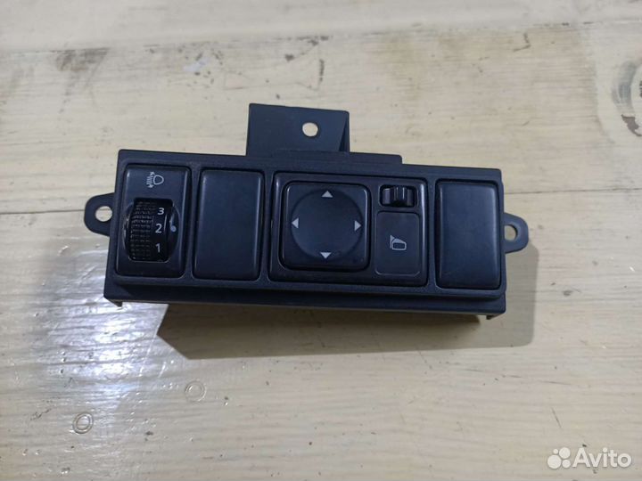 Блок управления зеркалами Nissan Tiida C11