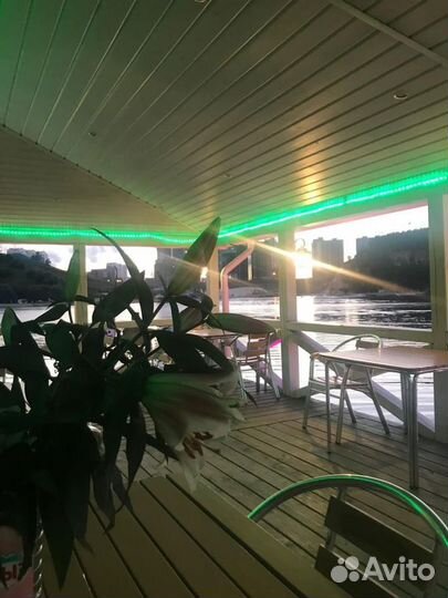 Банкетный зал на крытой террасе у реки мск
