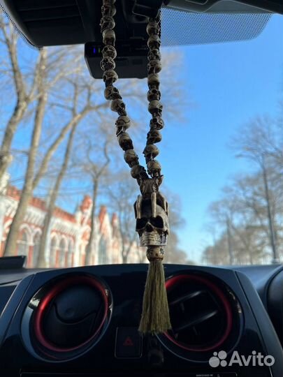 Четки подвесные ручной работы в авто череп