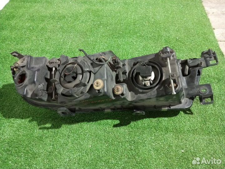 Фара галогеновая правая Mitsubishi Diamante F36A