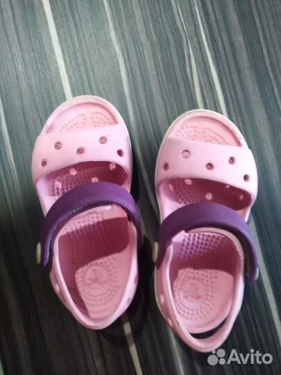 Продам сандалии crocs с6