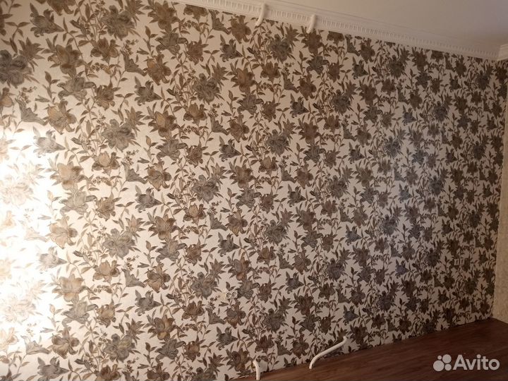 Клеить обои