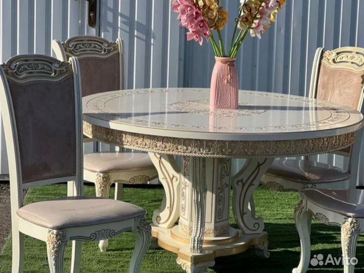 Стол и стулья