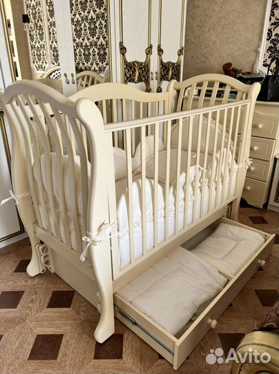 Детская кроватка с маятником