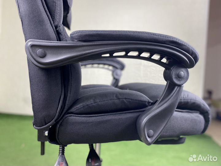 Офисное кресло руководителя массаж черное 303