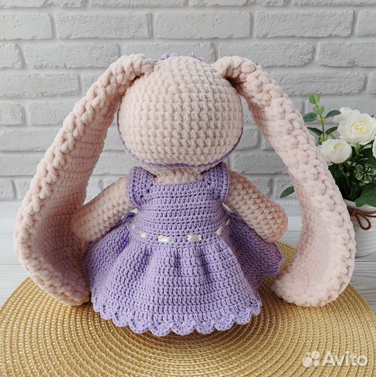 Вязаная игрушка Зайка в платье ручной работы