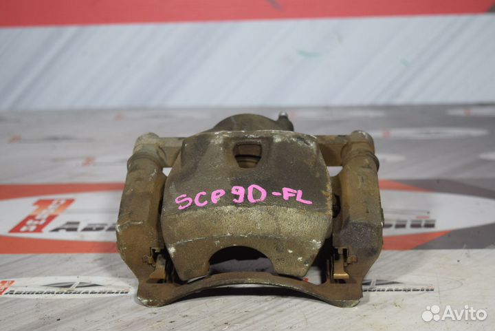 Суппорт перед лево c Toyota Vitz SCP90 2SZ-FE