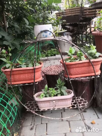 Подставка для цветов металлическая