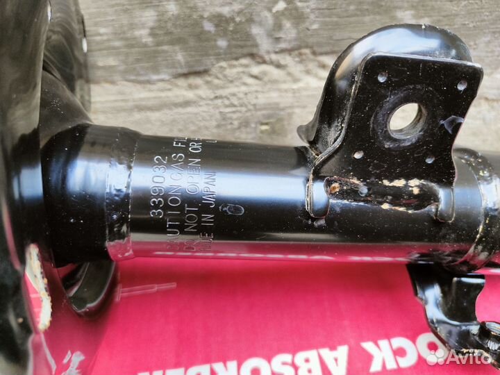 Продам передние стойки на toyota RAV4