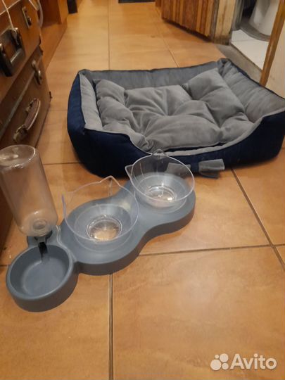 Лежанка и миски для кошки/собаки