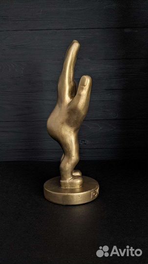 Золотая статуэтка рукожоп из гипса