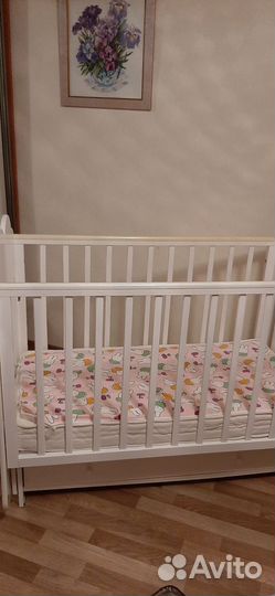 Детская кроватка с маятником белая