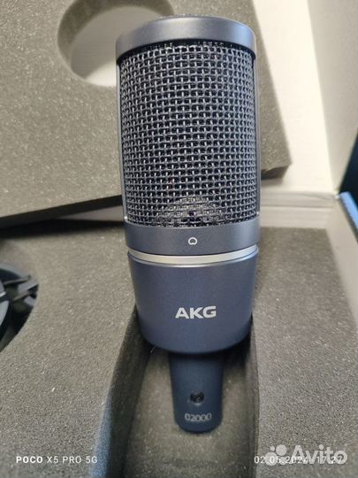 Студийный конденсаторный микрофон AKG C 2000