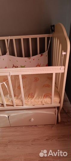 Детская кроватка с маятником