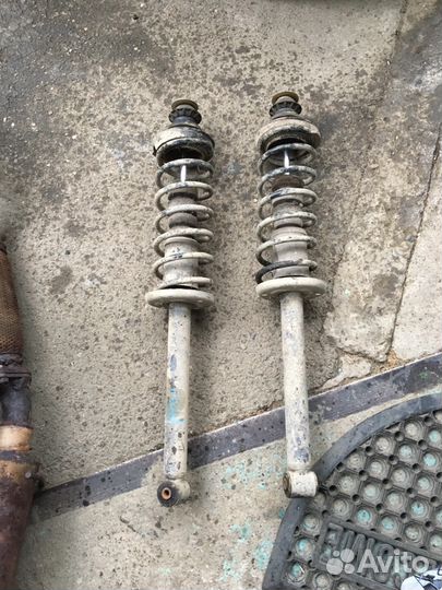 Фольксваген Гольф-3 Задние стойки в сборе