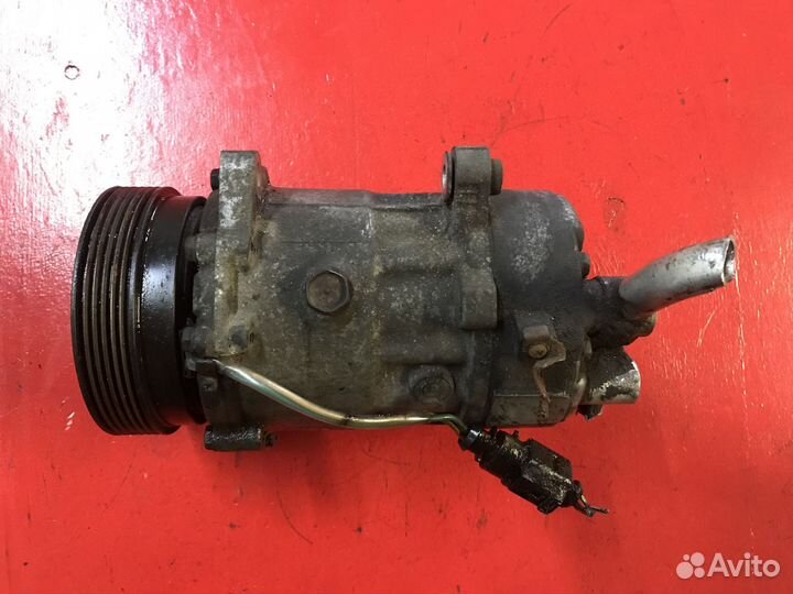 Компрессор кондиционера на Volkswagen Golf IV AZJ