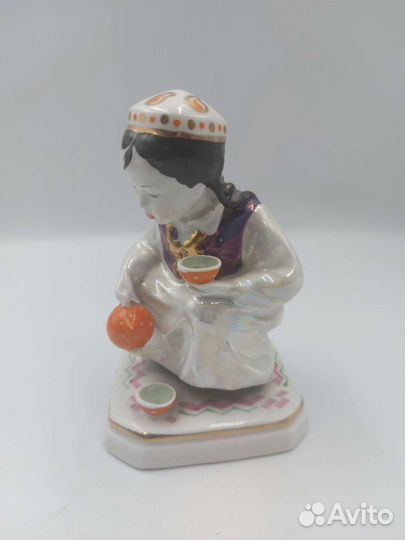 Фарфоровая статуэтка 