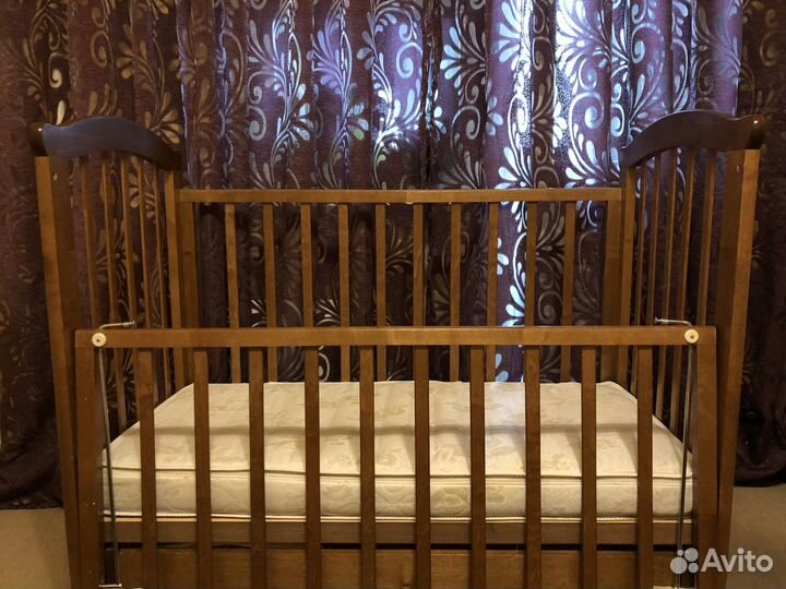 Кроватка-маятник деревянная с матрасом и ящиком