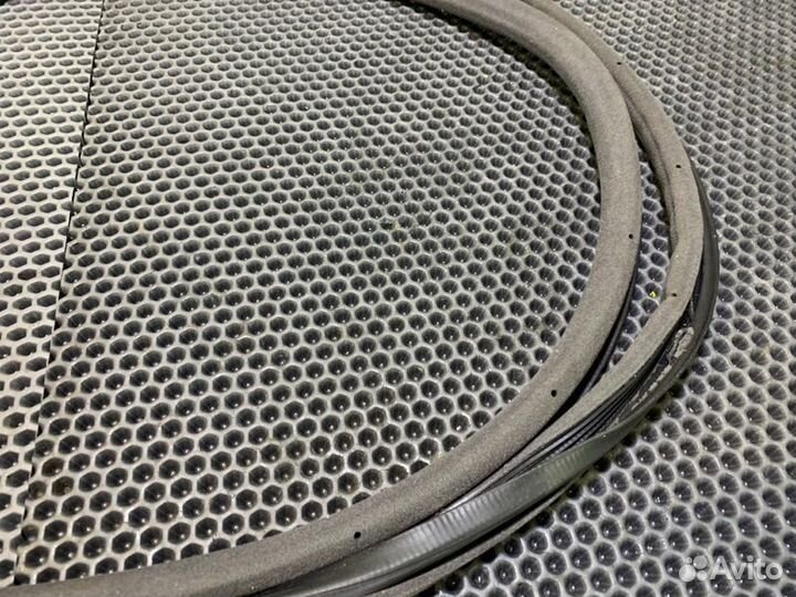 Уплотнитель дверного проема прав. перед. Lexus LS4