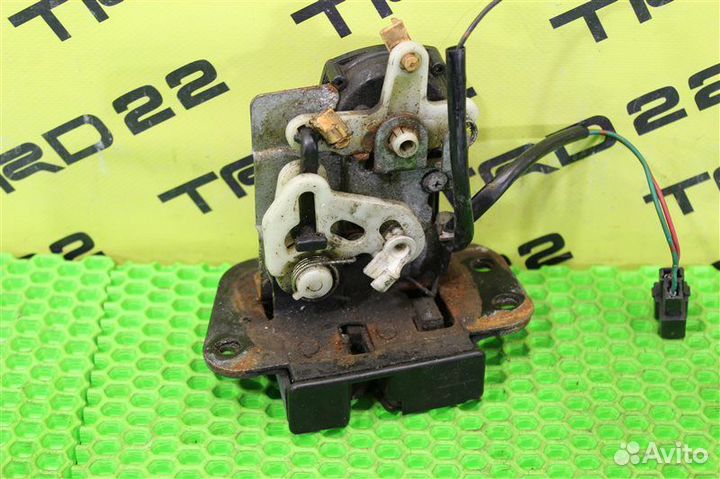 Замок багажника Mazda Bongo SK82MN F8 2012