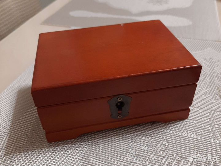 Деревянная шкатулка