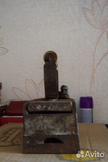 Старинный чугунный утюг времён СССР