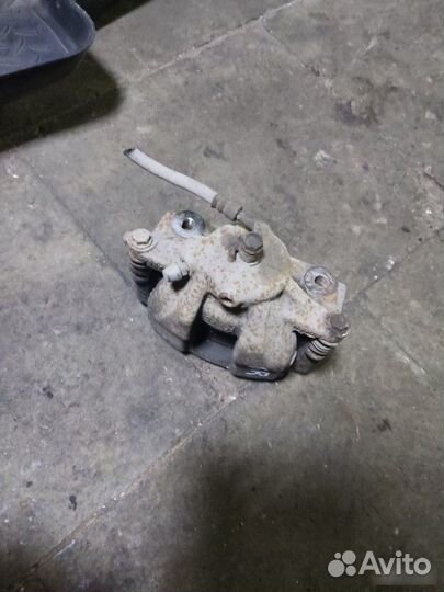 Суппорт тормозной передний правый Honda Cr-V 3