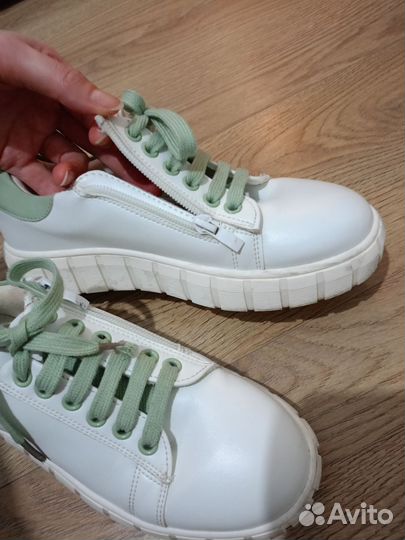 Кроссовки для девочки