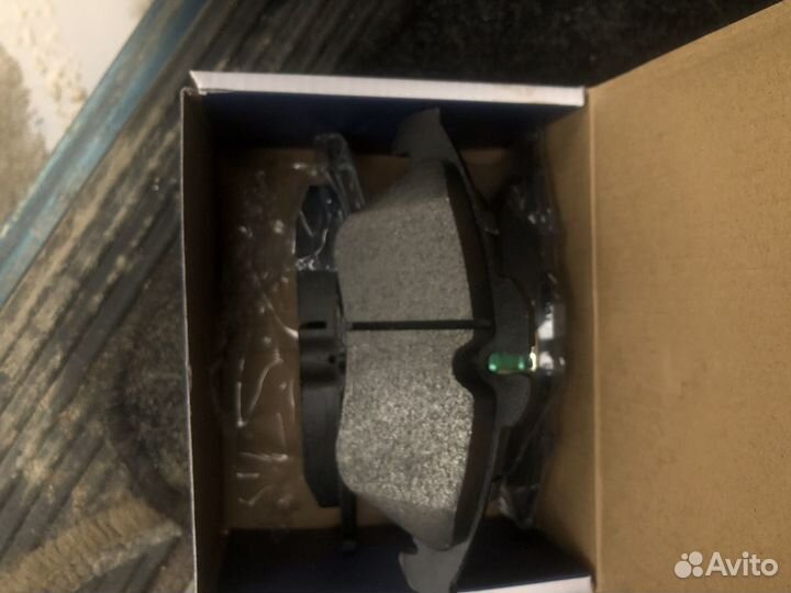 Тормозные колодки на mercedes новые