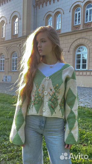 Вязаный кардиган с вышивкой