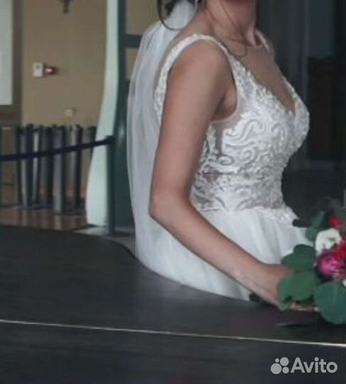 Свадебное платье со шлейфом 44 46