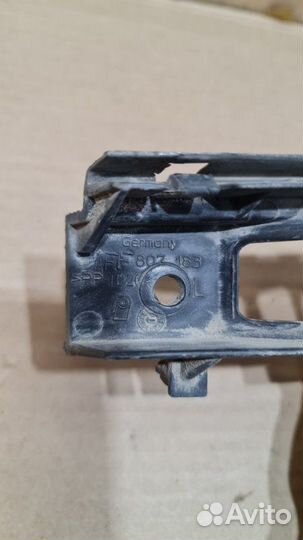 Кронштейн бампера левый Volkswagen Passat B6