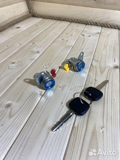 Личинки передних дверей Toyota Corolla, Sprinter