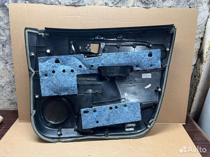 Передняя левая дверная карта Toyota Fortuner