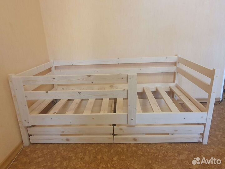 Детская кровать из массива с высокими бортиками