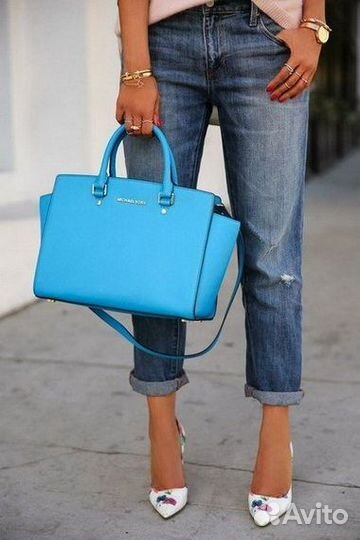 Продавец-консультант в магазине сумок