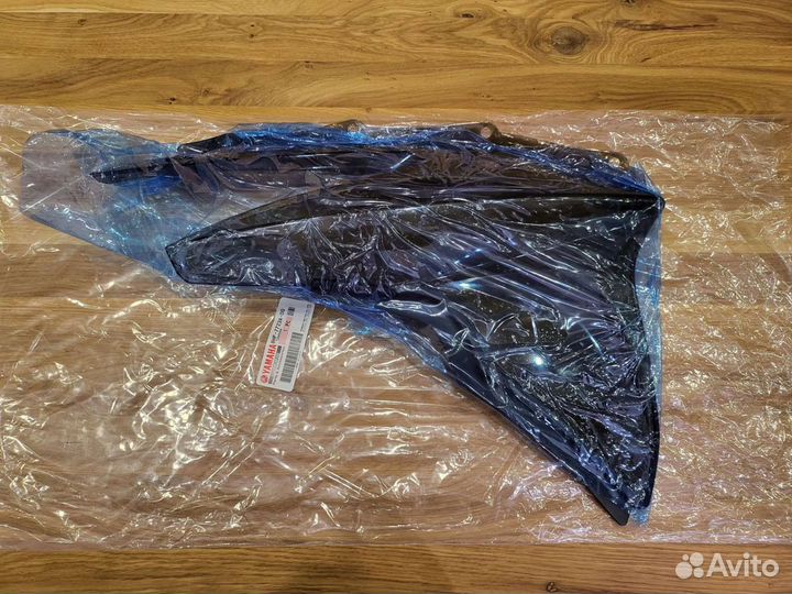 Стекло нижнее левое снегохода Yamaha Venture TF