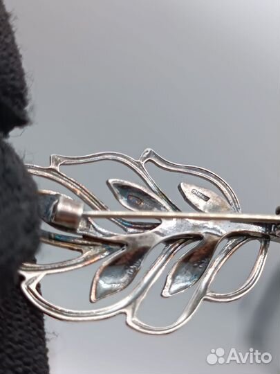 Брошь лист на подарок